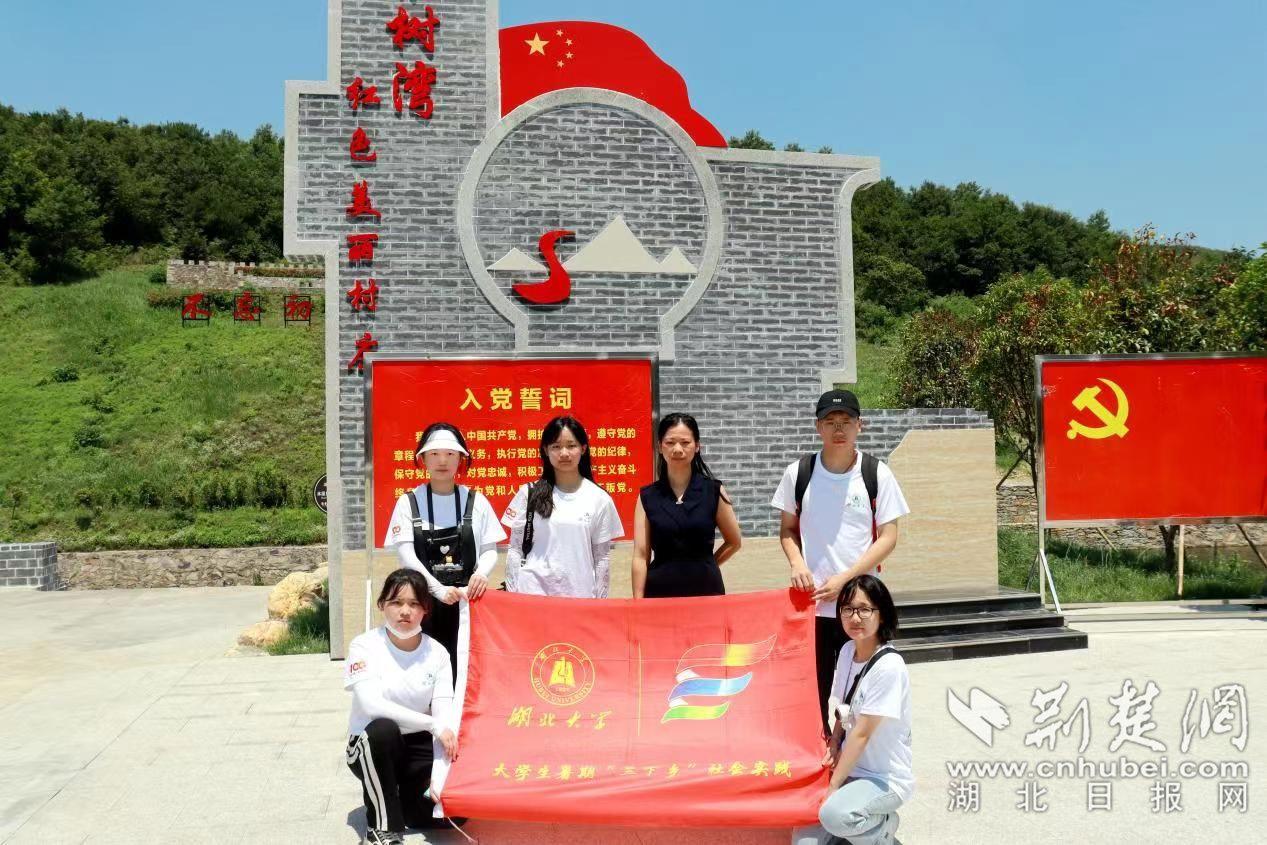 可爱女孩参加宴会