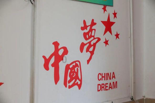 夏日时尚的爱丽